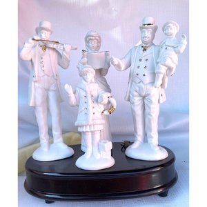 House of lloyd Chritsmas Araund the World Carolers Wood Base Musical Plays